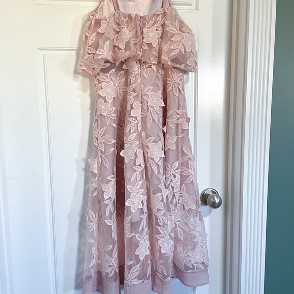 Lace light pink woman’s dress - Picture 2 of 3